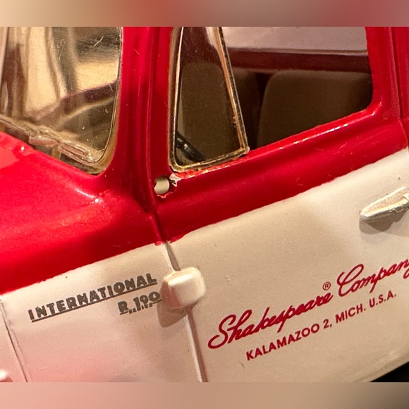 1957 IH DRY GOODS VAN ~SHAKESPEARE WONDEROD By FIRST GEAR INC. #10-1635 W Box - Picture 11 of 16